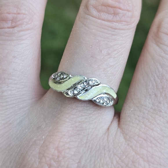 🤍 Opalite Gemstone Twist Ring - Picture 2 of 7